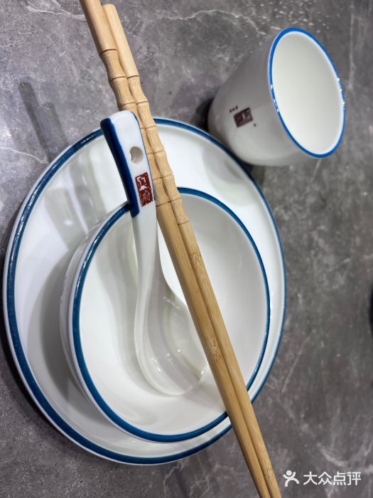 闫府私房菜·百年鲁菜(恒隆店)餐具摆设图片