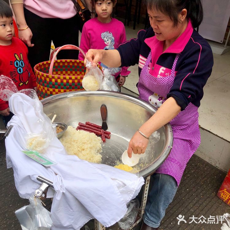 糯米饭1块5起卖，要大一点就是2块，吃起来香软糯