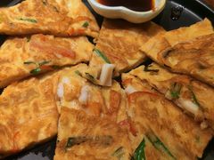 海鲜葱饼-明洞阿姨·韩式酱蟹烤肉·创意料理(三元桥店)