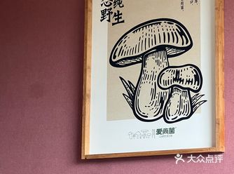 去翠湖公园,中午去昆明老街吃东西,下午逛昆明老街是恰
