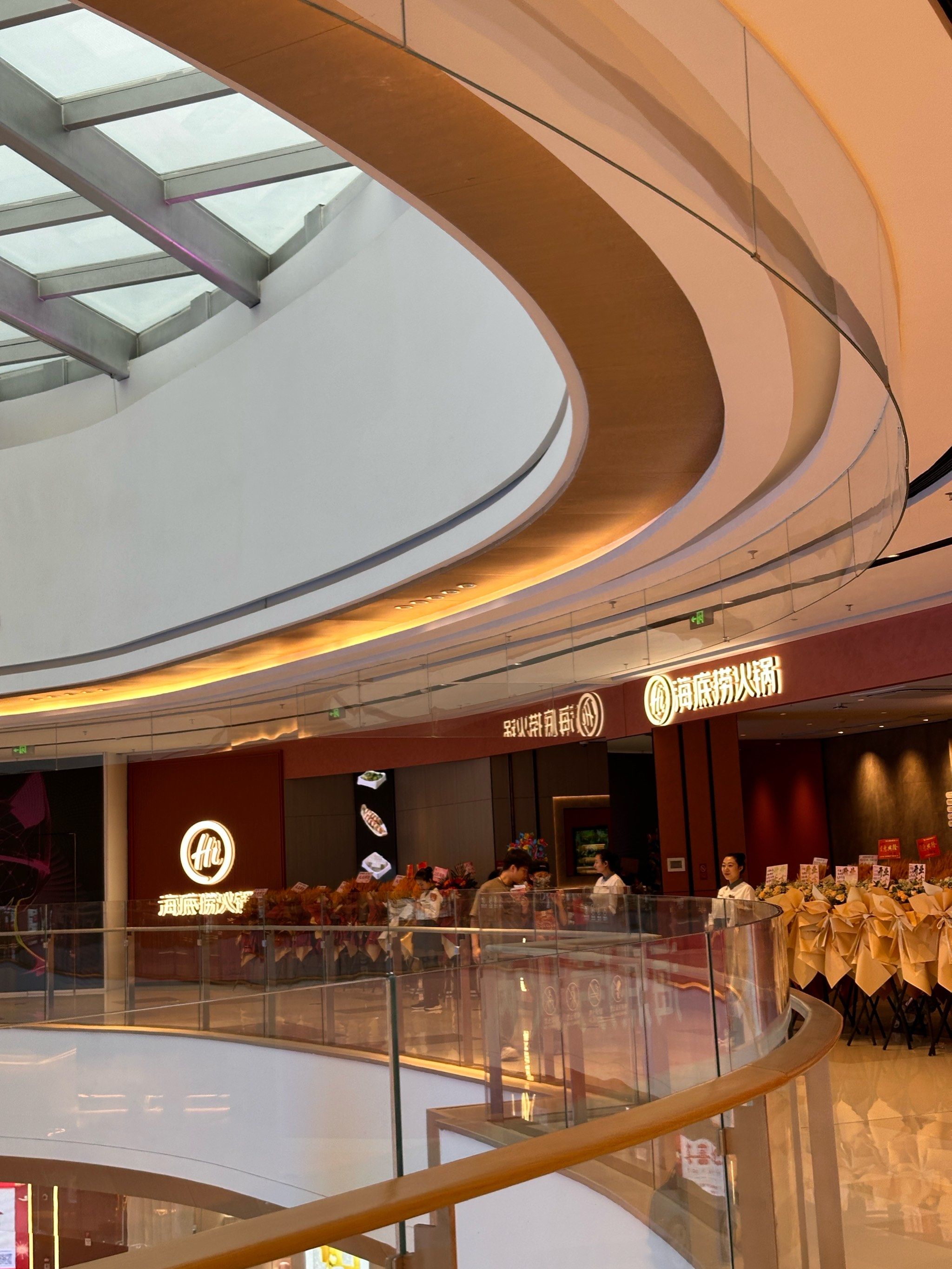 龙湖天街海底捞终于开啦~全国第一家万象装修风