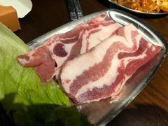 厚切五花肉-·缸桶屋·韩式牛肋条自助烤肉(西湖D11店)
