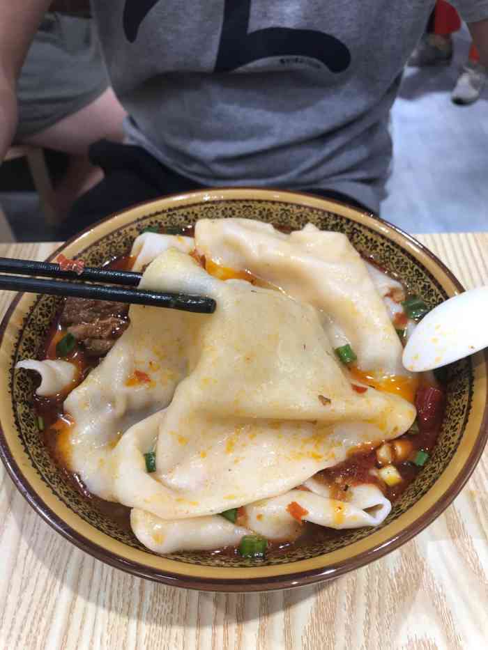 老成都铺盖面-"老板人很好,进店送了自制的小萝卜很开胃,.