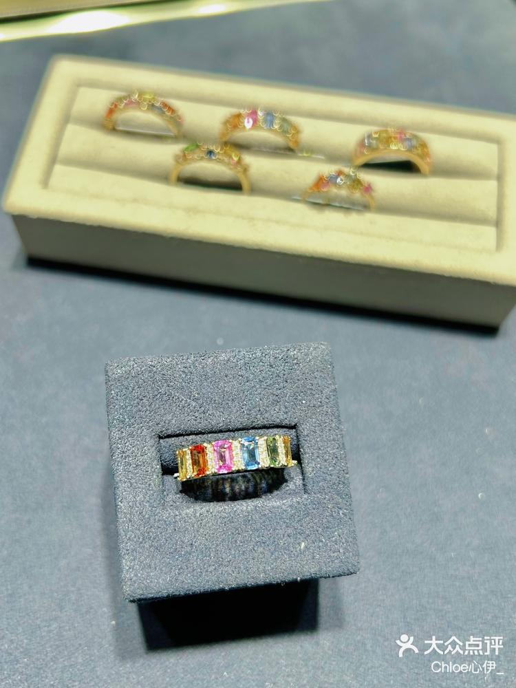 被惊艳到的彩虹蓝宝石戒指