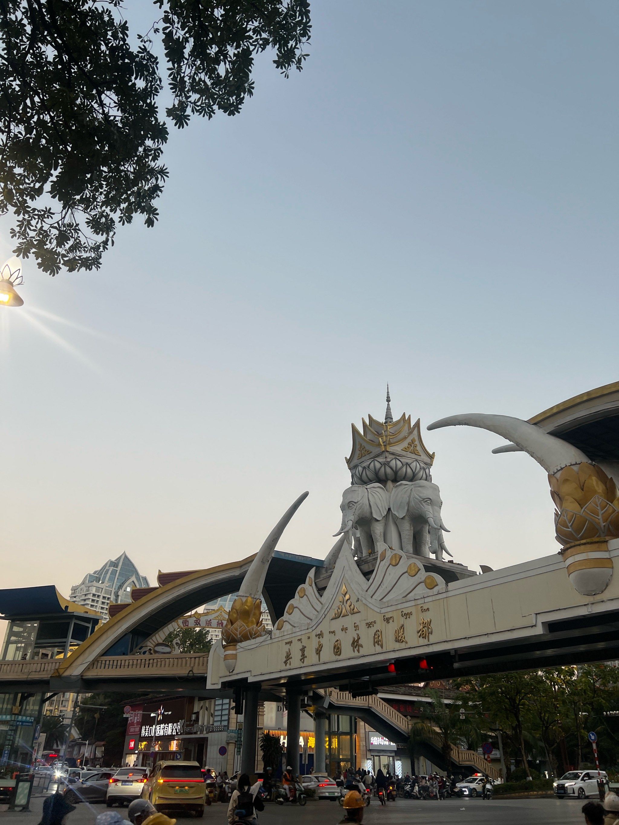 省钱指南 #记录好风景 

景洪的中心就是泼水广场,财富中心找一