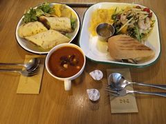 匈牙利蔬菜牛肉汤-HELLO 27 意面·沙拉·帕尼尼