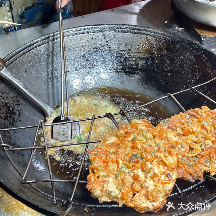 湖南凤凰古城这里的虾饼还真不赖啊！鲜虾还在跳啊跳！