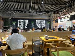 大堂-洪氏嗨捞·广东猪肚鸡·椰子鸡火锅(西咸万象城店)