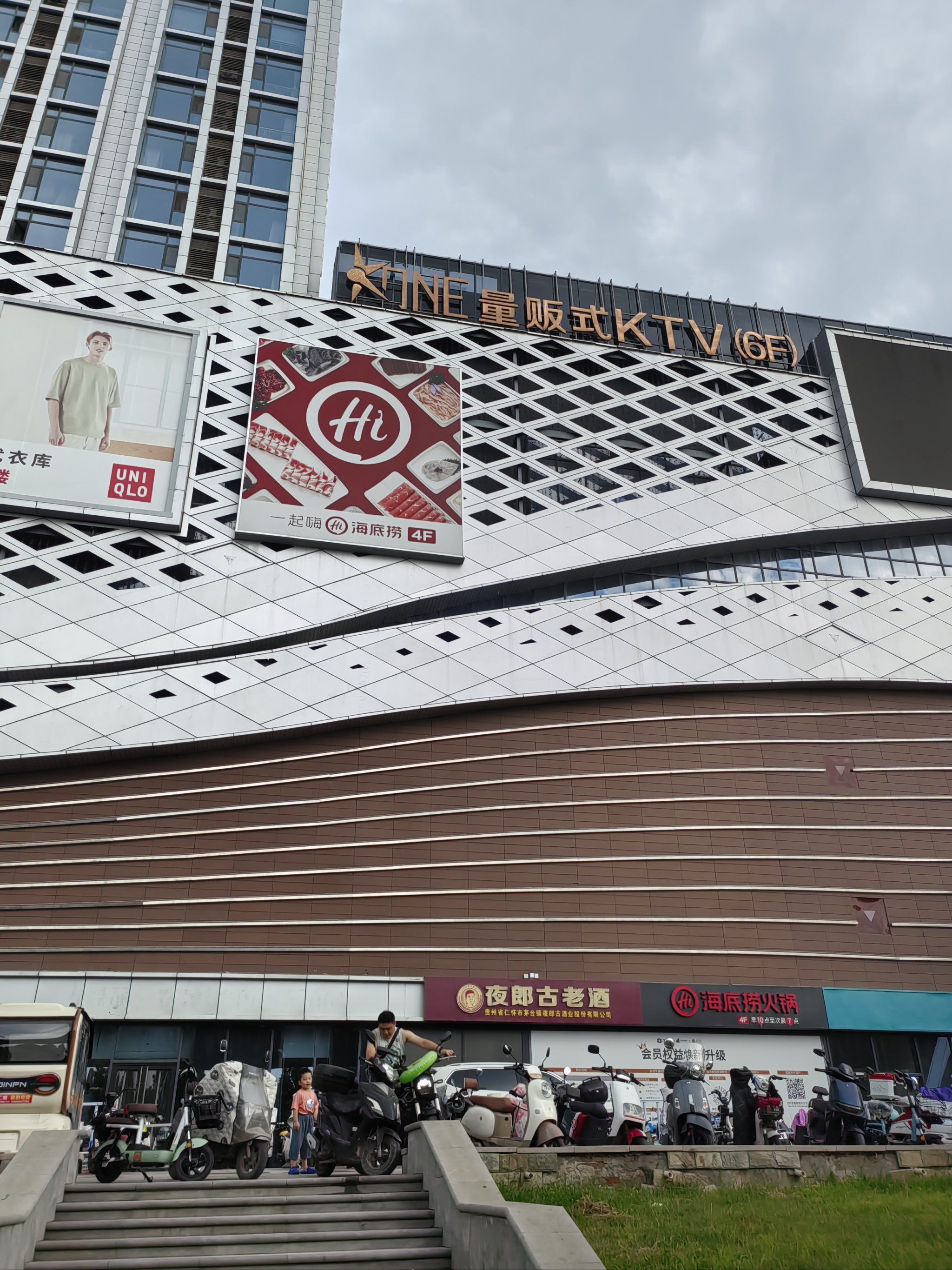 0元玩转这座城
现在商场人气真的低啊,今天去了万虹广场,人气还是