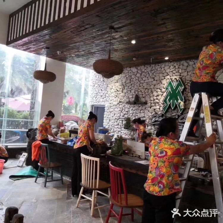 网上选了几家，就定了海口这家森林城市酒店，到了门口