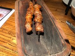 红柳羊肉串-阿里家·新疆烤肉酒場 by MIG