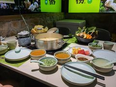 -洪氏嗨捞·广东猪肚鸡·椰子鸡火锅(西咸万象城店)