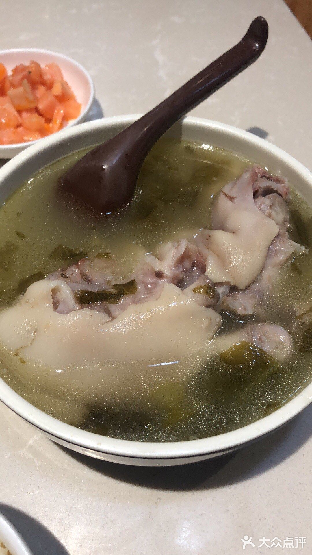 瞬间想呕吐。服务员说给我换一碗饭