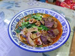 牛肉肥肠面-渝之汇牛肉豌杂面