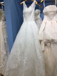 -觅白婚纱礼服馆