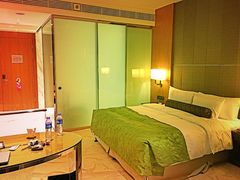 -上海滴水湖皇冠假日酒店