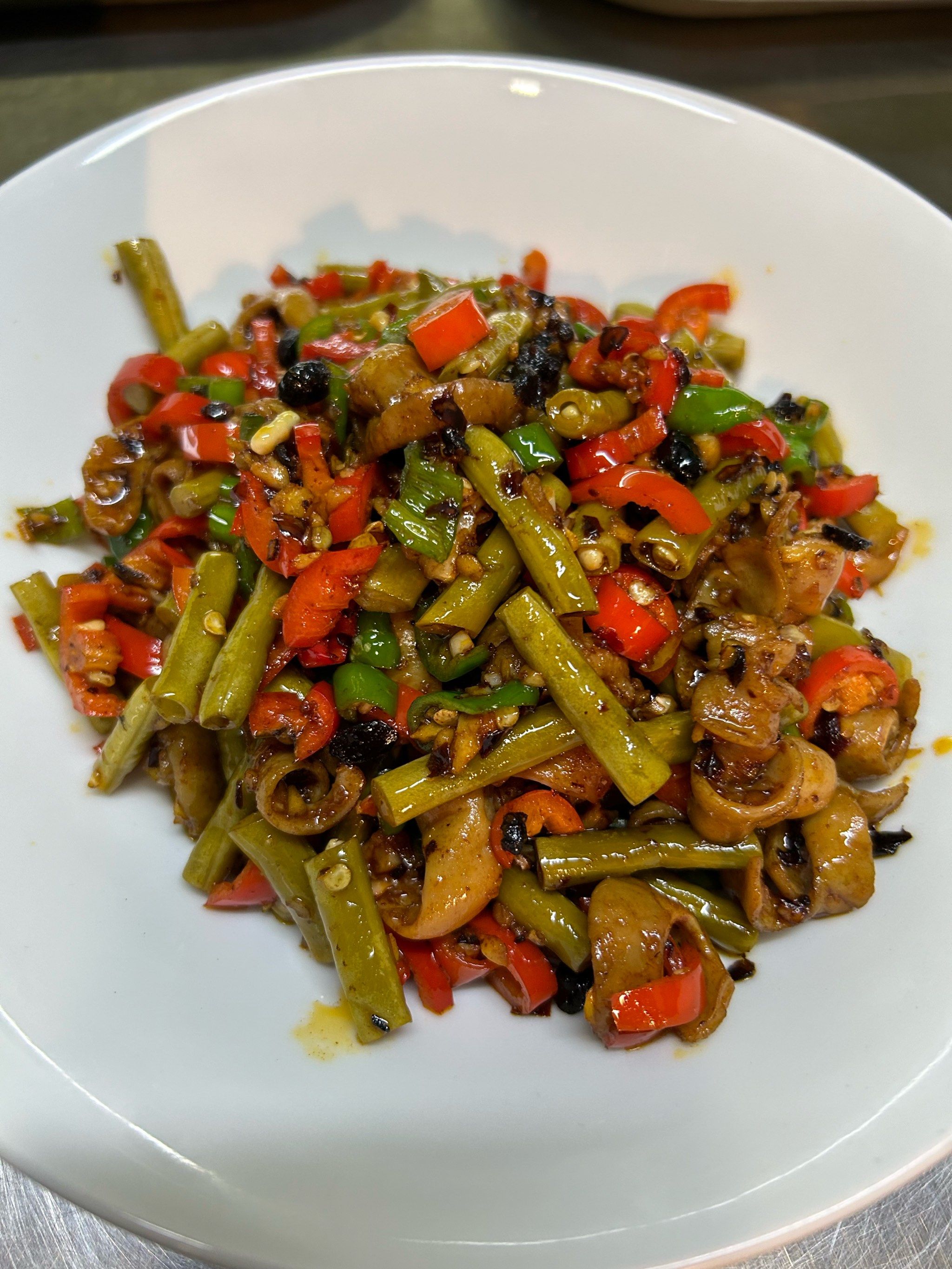 这道菜一上桌,独特的坛子菜香与肥肠的醇厚