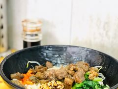 黑椒牛肉粒拌面-两勺子一碗口水鸡拌面