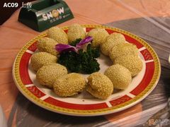 名字记不得了，里面是豆沙陷儿的。-长春观斋补堂素菜馆