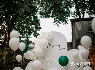 派对布置求婚大作战 派对场景布置以白色气球造型为主