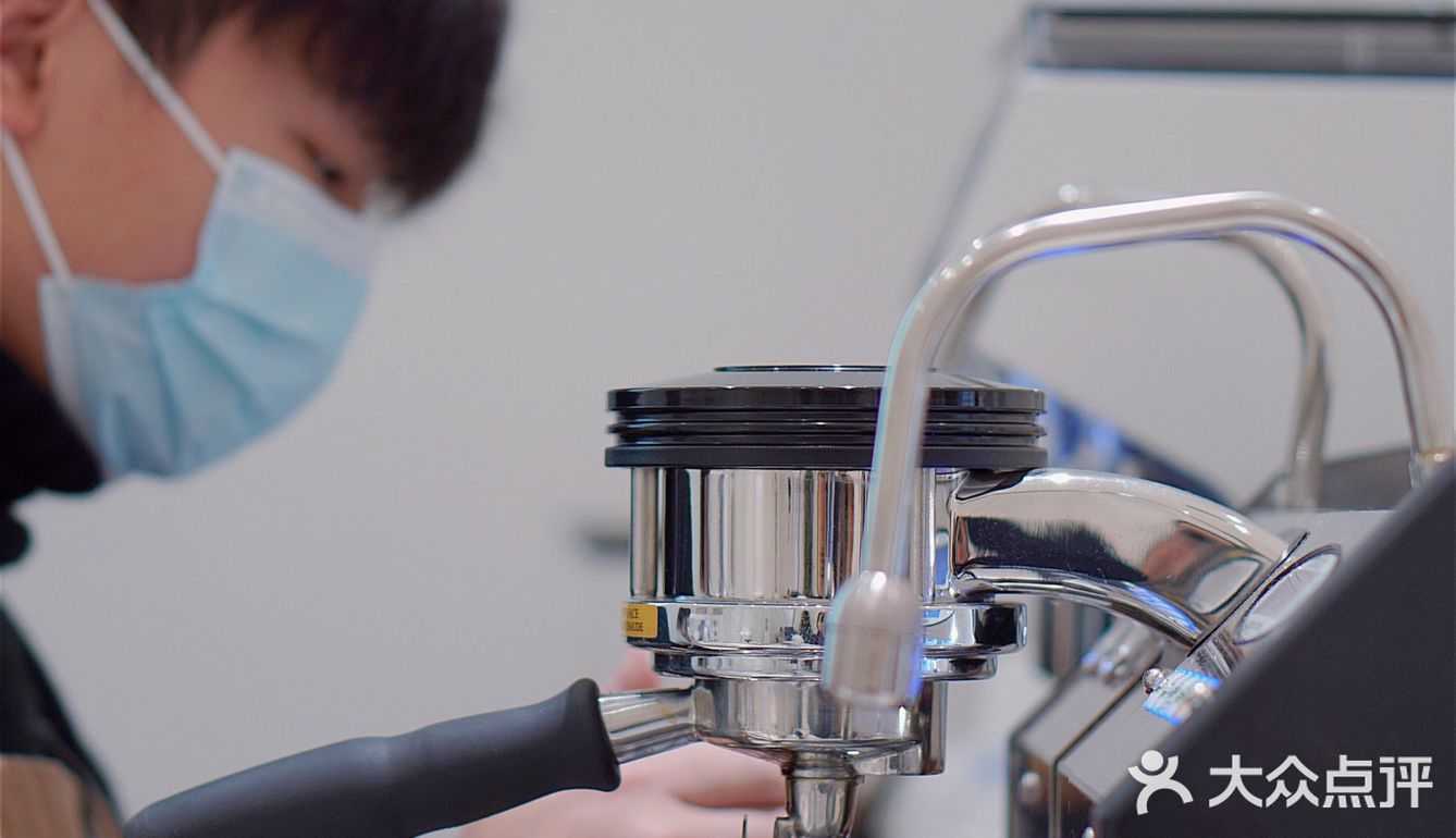 洞穴式纯白咖啡店｜滤镜我要的白是温柔的白