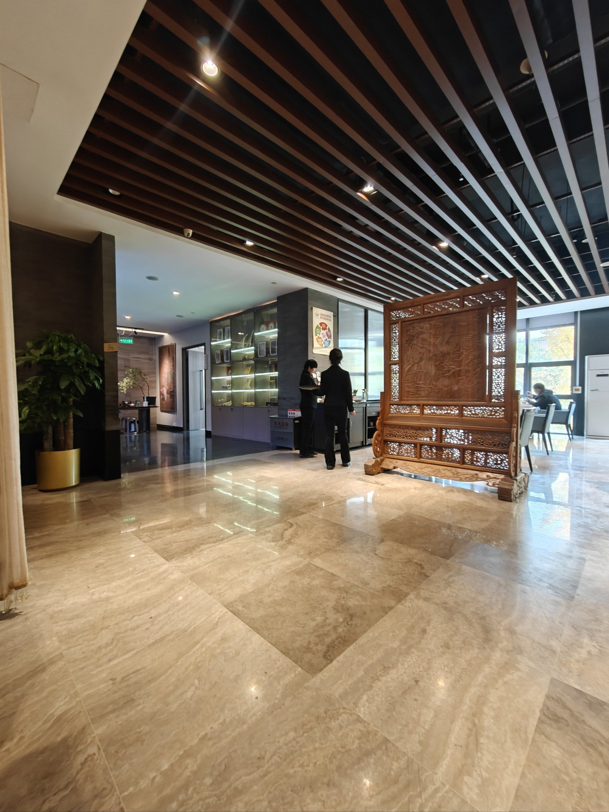 环境不错,服务很好,菜品也很好,值得推荐