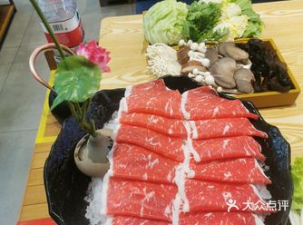 说到火锅必须要说铜火锅，如果说四川火锅吃的是麻辣鲜香