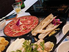蛏子皇-鲜入围煮花胶鸡海鲜火锅
