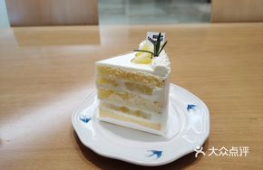 Coconut-Flavored Pineapple Cream Cake