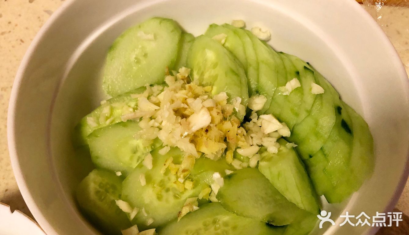 一盘适合夏天的超级简单凉拌黄瓜