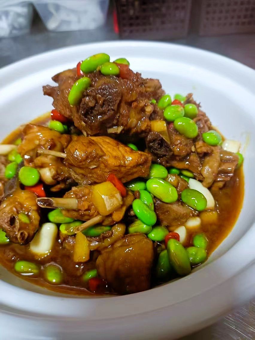 这个毛豆烧鸡太好吃了,烧鸡表皮很酥脆,香