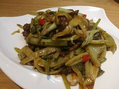 自制酸菜炒牛肉-宏记广东客家菜(丰汇店)