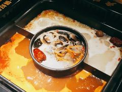-老牌坊云南鱼豆花火锅(哈西万达店)