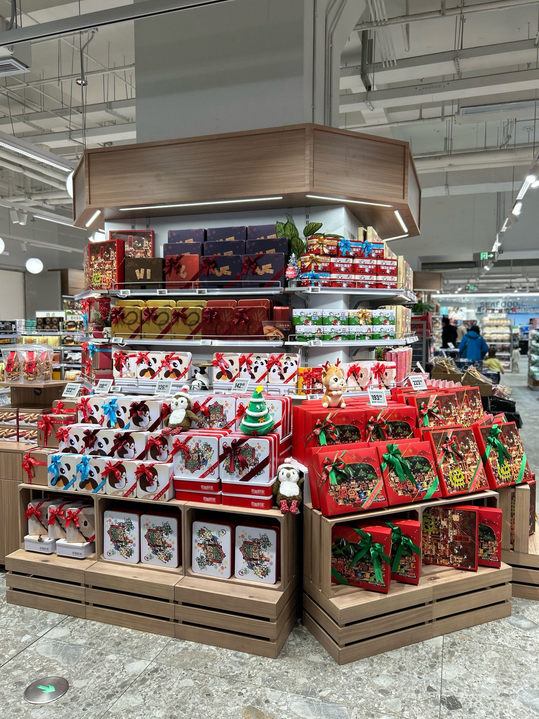 n里面食品不少,价格都不错.量贩的不少.