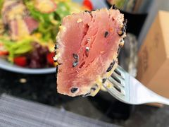 吞拿鱼沙律-卡普里披萨·牛扒·下午茶