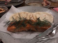 烟熏三文鱼配烤饺子皮和芥末籽酱-BOR Eatery(安福路店)
