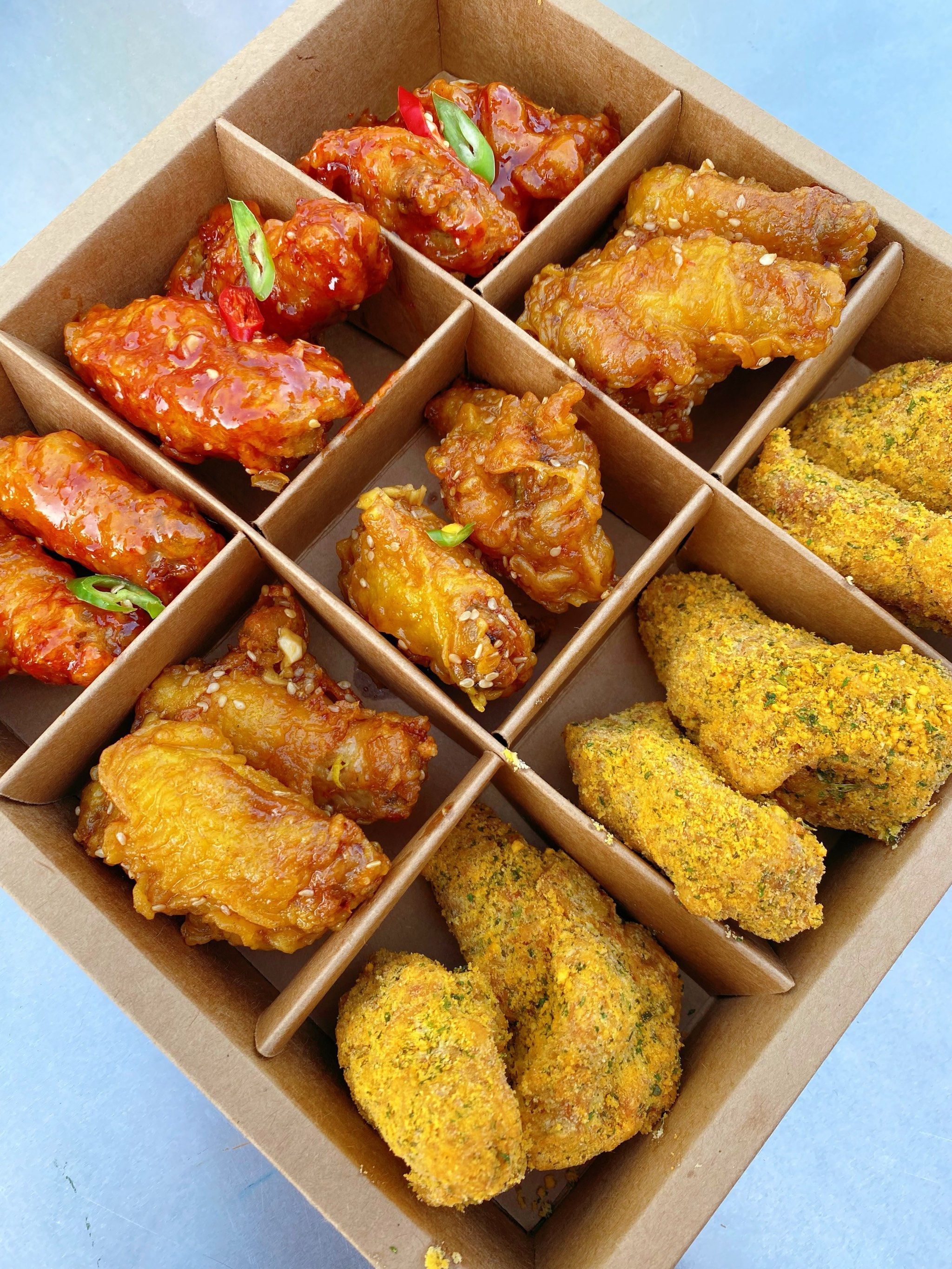 鲜鸡现炸,酱料来自韩国进口,推荐推荐#韩国炸鸡 #炸鸡 #炸鸡拼盘