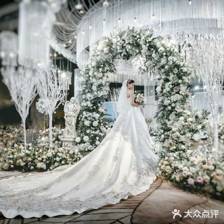 大热的缎面婚纱，你中意哪一款呢？