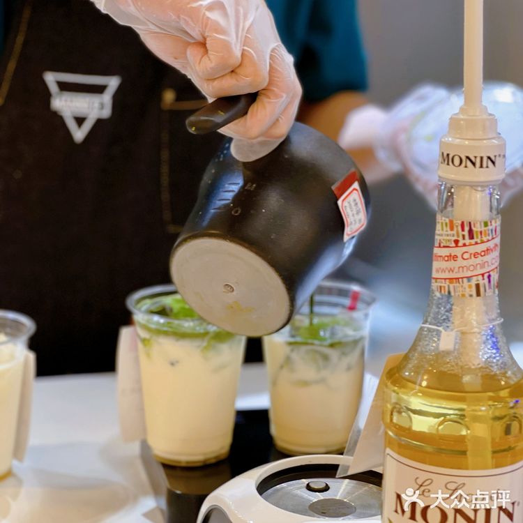 一夜青回,MANNER与赫莲娜的创意联名