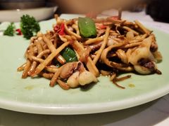 茶树菇鲜鱿鱼-卯时·龙光雅宴·精致锡帮菜(惠山古镇店)
