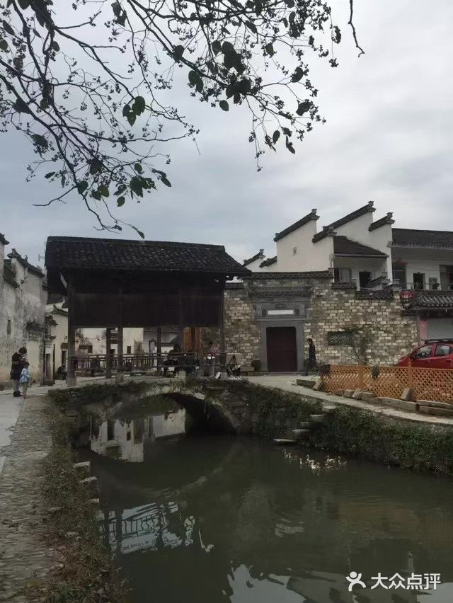晚上有静谧的奶茶店也有嗨到爆的酒吧，看自己的选择咯