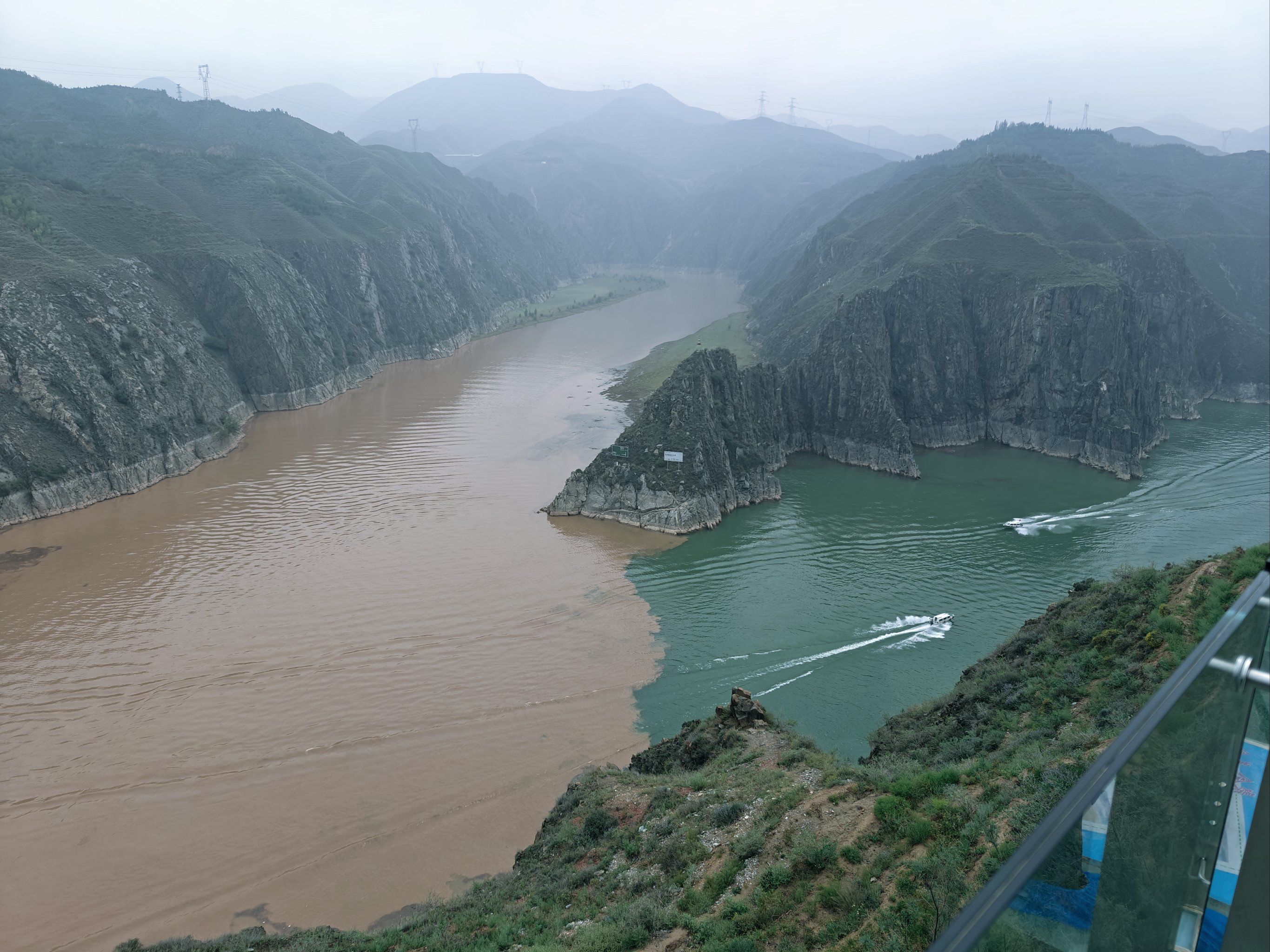 使得本日的黄河洮河交汇甚是"泾渭分明"