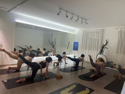 -闺蜜瑜伽·普拉提女性塑形馆