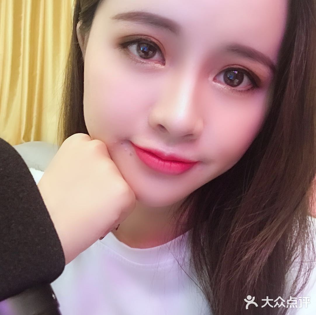 大眼睛不管带什么美瞳妆面都可以hold住