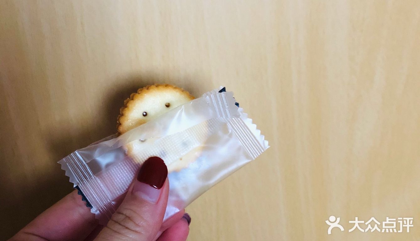 和咸蛋黄味儿不冲突，不过这家的味道感觉淡了点儿