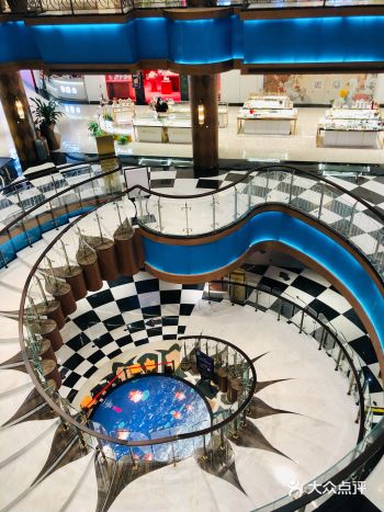 国潮风浓郁的豫园百货/新颖别致的旋转楼梯