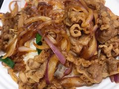 葱爆肥牛盖浇饭-弄堂咪道-饭香·面香·馄饨香(兴梅店)