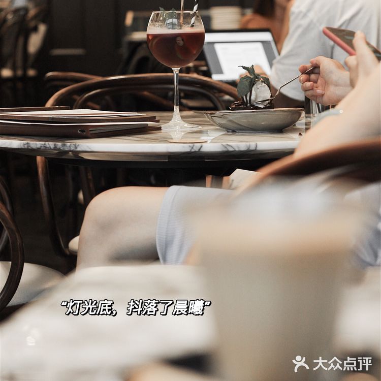 冬天里的第一杯咖啡，第一次吃到好吃的可露丽～