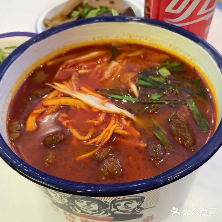 麻辣肥肠米线：成都街头的味蕾狂欢