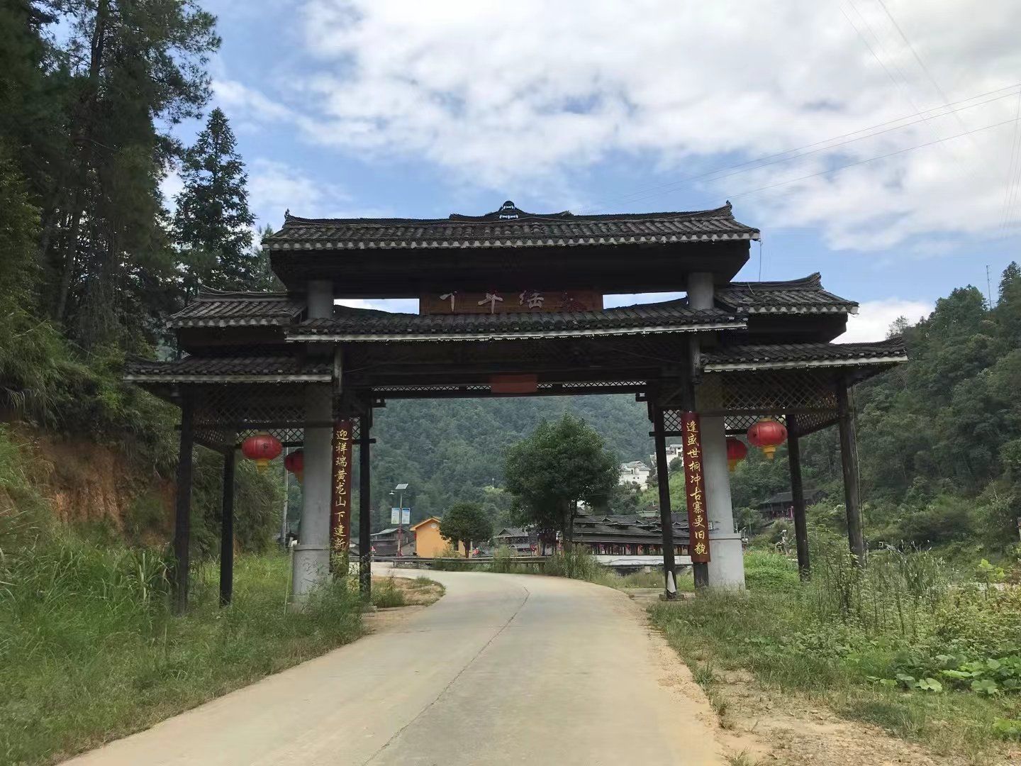 创作者服务中心
桐冲口千年瑶寨是位于湖南省永州市江华县境内狄换